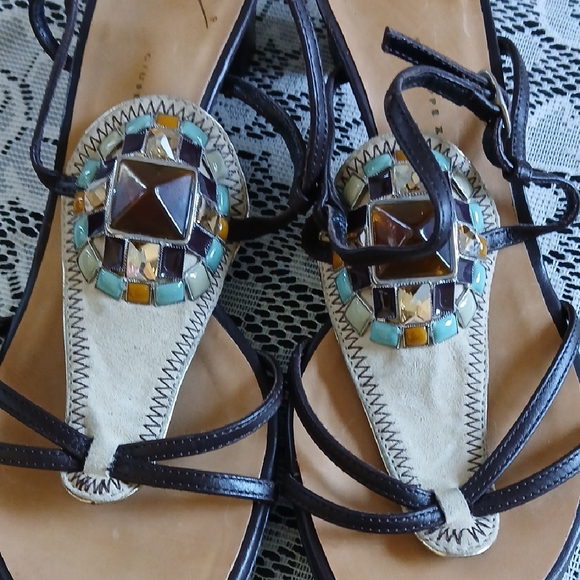 Giuseppe Zanotti Black and Cream Sandals with T-Strap Design - Picture 8 of 10